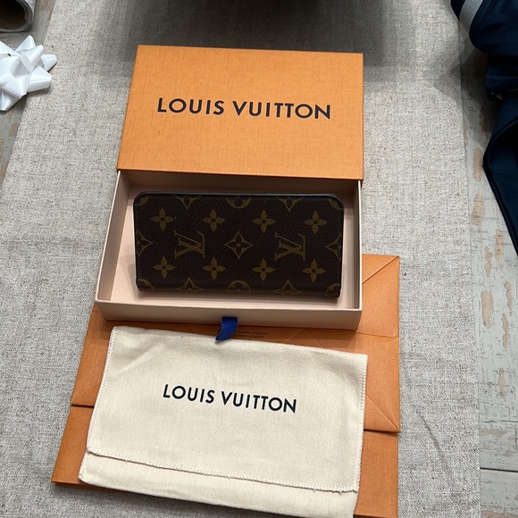 100% Authentic Louis Vuitton bi-fold IPhone X Max wallet - Picture 9 of 10